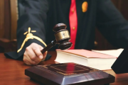 法律不是高墙上的铜牌，而是你手机里那条‘已读不回’后的底气