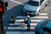 行人横穿马路被撞，责任到底在谁？