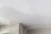屋子漏水怎么办？楼上不认账、物业推责任，谁来赔你的损失？