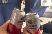 高铁上能喝酒吗？喝了一罐啤酒被劝离，谁来担责？