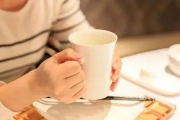 —话音刚落，我通常会先递杯温水，然后轻轻问一句