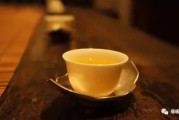 但现实往往像一杯冷茶—表面平静，喝下去才知涩得呛喉