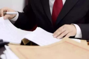打官司非得请律师吗？被告突然被起诉了，该撕还是该跪？