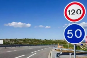 高速超速怎么处罚？一不小心飞过限速牌，钱包和驾照谁先扛不住？