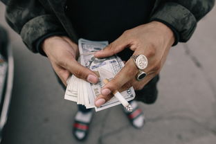 网贷逾期了，我的公积金还能正常交吗？会不会被冻结？