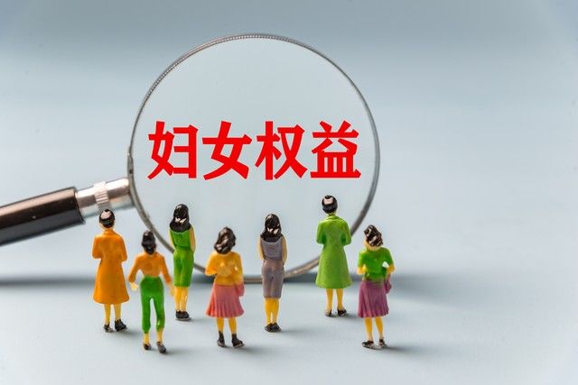 家暴离婚？施暴者必遭3重惩罚：赔钱、少分财产、丢孩子！