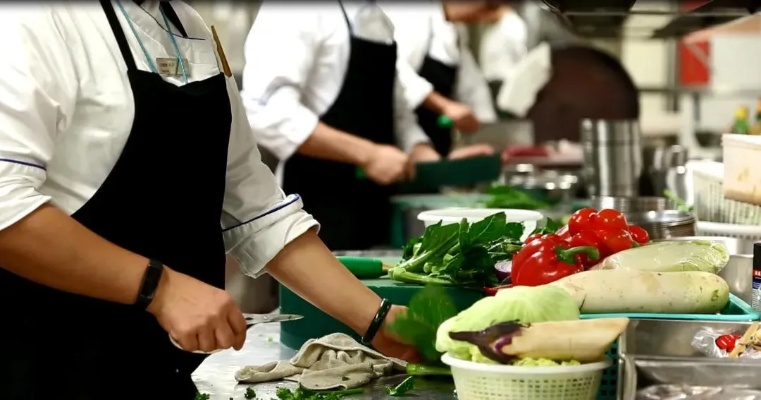 承包食堂可以不交社保？律师揭秘背后法律真相！