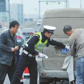 车牌挡一下没事？小心扣12分还罚款！遮挡车牌到底怎么罚？