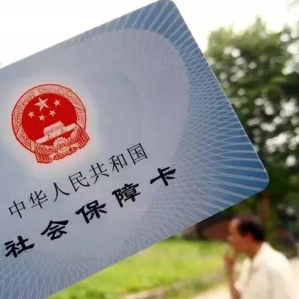 父母坚持不交社保，真的是在替子女省钱吗？
