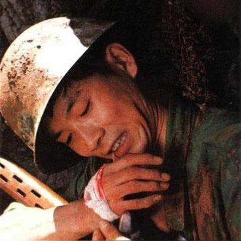 好嘞，各位朋友，夏天到了，蛇虫也开始活跃起来。万一不小心被毒蛇咬了，那可真是件大事儿！除了赶紧就医，大家可能还会琢磨，这咬伤，到底算轻伤还是重伤啊？今天咱就好好聊聊这个话题