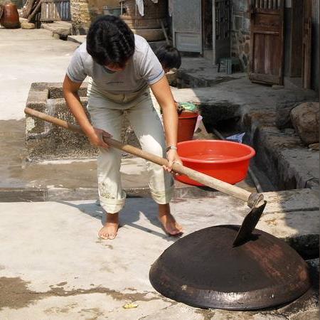 生活中，难免磕磕碰碰，万一真遇上点事儿，被人打伤了，鉴定下来是轻伤，那心里肯定憋屈。这时候，很多人就懵了，我这伤是轻伤，派出所在处理，我接下来该咋整才能让对方付出代价呢？别着急，听我给你捋捋清楚