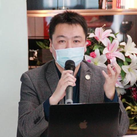 大家好，我是你们的朋友，一名执业多年的律师。今天咱们来聊一个挺严肃也挺实际的问题，如果一个人正在监外执行，结果又不小心犯了事，把人打成了轻伤，这时候法律会怎么处理呢？这可不是小事，咱们得好好掰扯掰扯