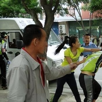打群架致对方轻伤三级，会怎么判？同伙都有事吗？