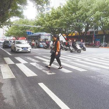 行人横穿马路被撞，责任到底怎么算？