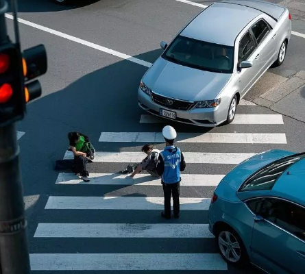 行人横穿马路被撞，责任到底在谁？
