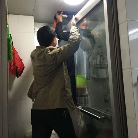 房顶漏水怎么办？修还是赔？邻居闹翻脸谁担责？一文讲清！