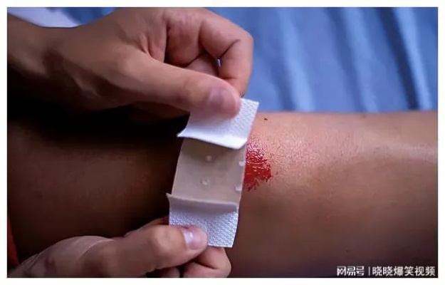 被人用刀划伤了，但不够轻伤，这事儿就白吃哑巴亏了？该咋整？