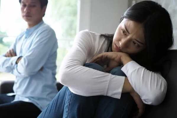 丈夫出轨了，妻子该怎么办？是忍还是离？法律能帮上什么忙？