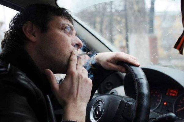 抽烟开车怎么处罚？边开车边点烟，到底算不算违法？
