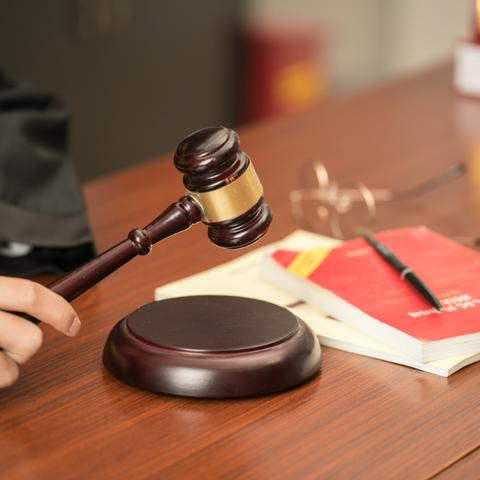 好几个人把人打成轻伤，会怎么判？参与者都跑不了吗？