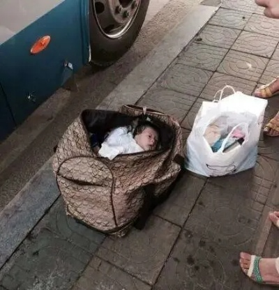 弃婴犯法吗？孩子生下来养不起，一念之差会坐牢？