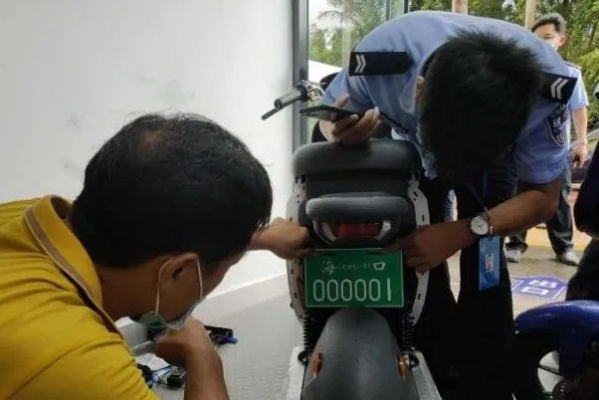 电动车怎么上牌？手续不清被拦在门外，一招教你顺利拿证！