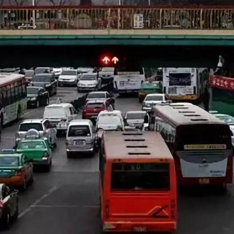 闯红灯到底怎么算？看到黄灯就冲过去，算不算闯？