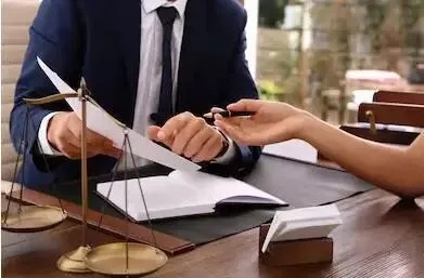 请律师到底值不值?什么时候该请、怎么请才不吃亏? 请律师到底值不值?什么时候该请、怎么请才不吃亏?