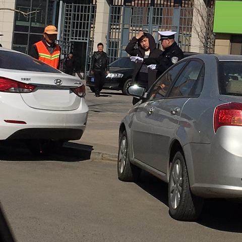 违停被贴条了怎么办？还能撤销吗？交警不认账怎么破局？