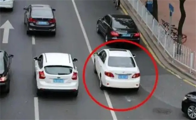 越线停车怎么处罚?不小心压了实线怎么办?老司机都可能犯的错! 越线停车怎么处罚?不小心压了实线怎么办?老司机都可能犯的错!