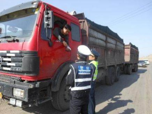 货车超载怎么处罚?一不小心就翻车,这些红线千万别碰! 货车超载怎么处罚?一不小心就翻车,这些红线千万别碰!