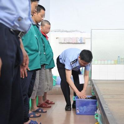 律师去看守所一次2000？怎么选择好律师？费用太高怎么办？