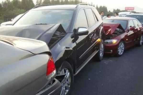 追尾事故一定全责吗?交警没来前,这3点你必须搞清楚! 追尾事故一定全责吗?交警没来前,这3点你必须搞清楚!