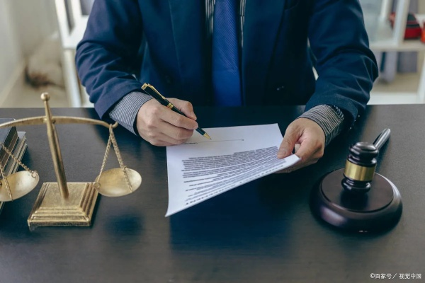 起诉别人需要请律师吗？自己起诉的风险与机遇