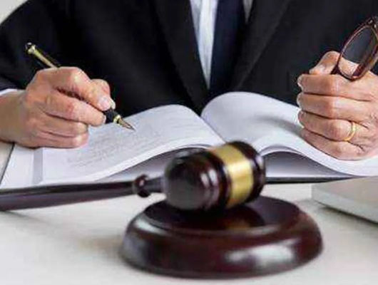 民事诉讼法可以不请律师吗？自己打官司的利与弊全解析