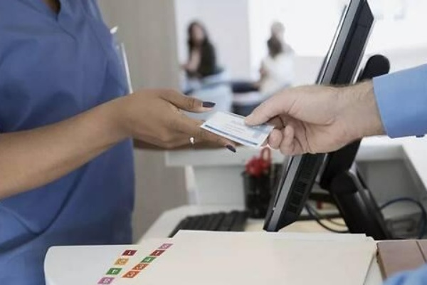 门诊怎么报销？刷了卡却没返钱？医保卡躺平了咋办？