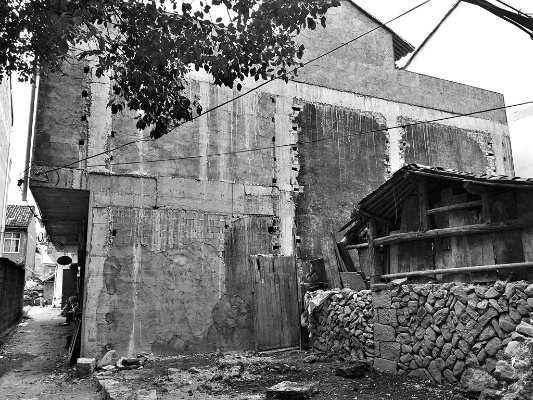 —老张家翻建祖屋被叫停，只因多砌了半米墙