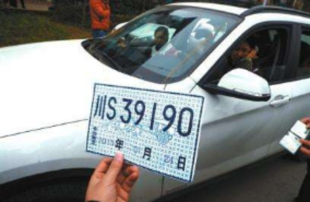 新车怎么上牌？临时牌照过期被查了算无证驾驶吗？