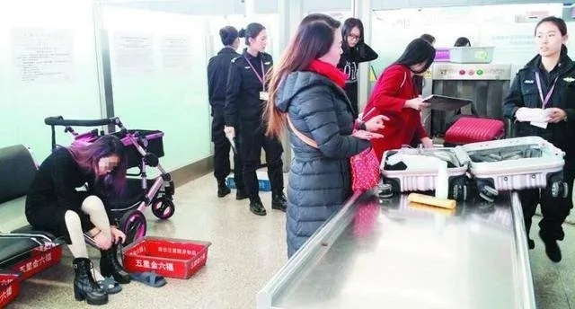 —一位律师坐高铁时被安检员盯着看了足足三分钟的真实经历 —一位律师坐高铁时被安检员盯着看了足足三分钟的真实经历