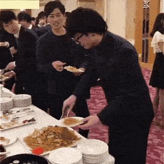 高铁上手机快没电了，插座却装死？充电充不上，谁来担责？