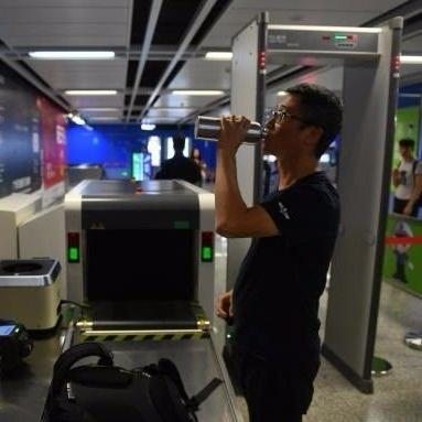 高铁安检能带水吗？刚灌的保温杯被拦下，算违规还是误会？