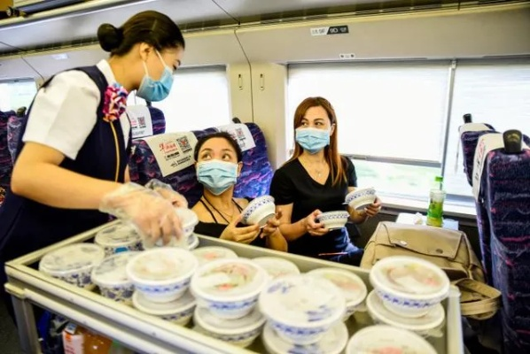 高铁上能带水吗？带了半瓶矿泉水被拦下，到底谁有理？