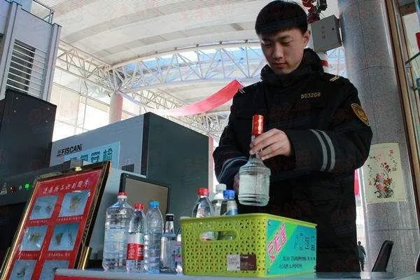 白酒能带上高铁吗？带了半斤被拦下，到底算违禁品还是人情味儿？