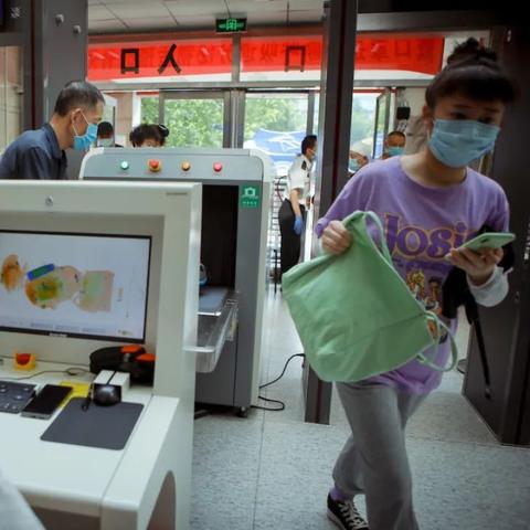 坐高铁能带水吗？瓶装水被拦下要扔掉？安检说不行就真不行？