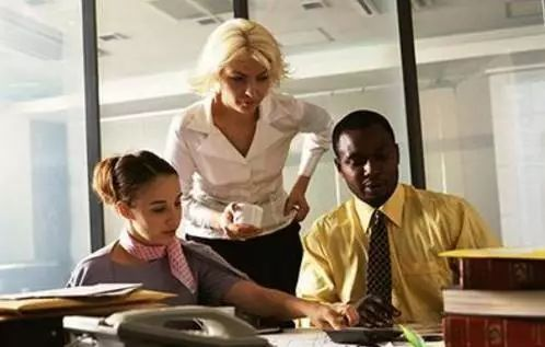 口语化但专业,带呼吸感,像资深律师坐在你对面泡了杯茶慢慢聊) 口语化但专业,带呼吸感,像资深律师坐在你对面泡了杯茶慢慢聊)