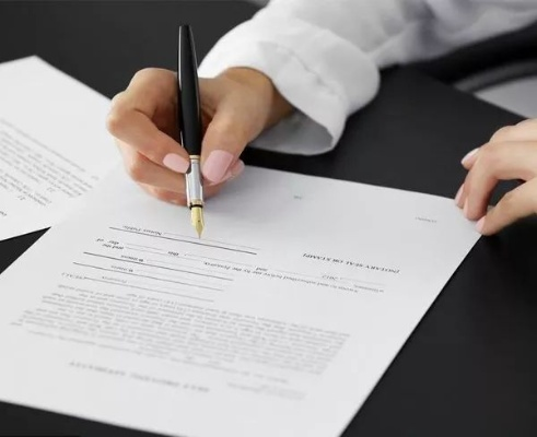 你签合同那天,可能扫了一眼就落了笔 你签合同那天,可能扫了一眼就落了笔