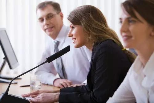 口语化但专业，带温度、有节奏）