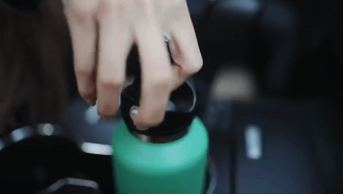 他问完，把保温杯盖拧开又拧紧，手有点抖