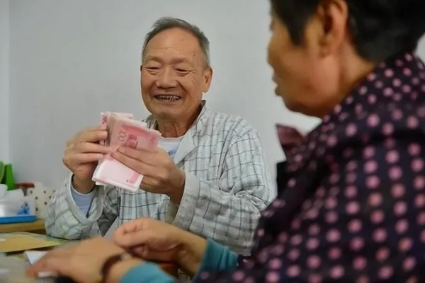 社保到底是什么？交了十年还没领到钱，它真能养老看病吗？