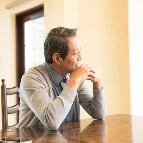 一、别急着退休，先看懂你工资条里消失的那笔钱